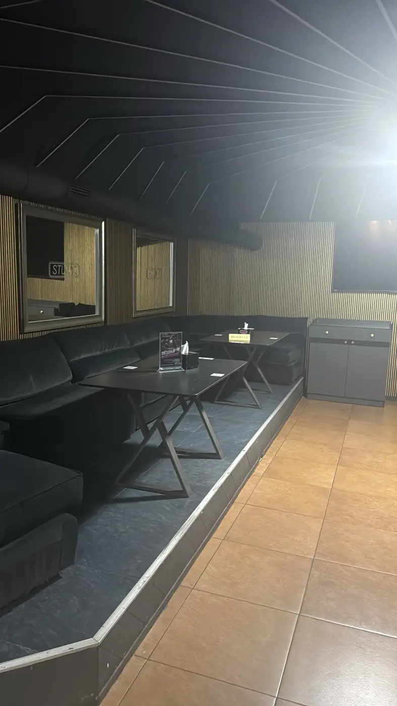 VIP-1 и VIP-2: диваны на подиуме