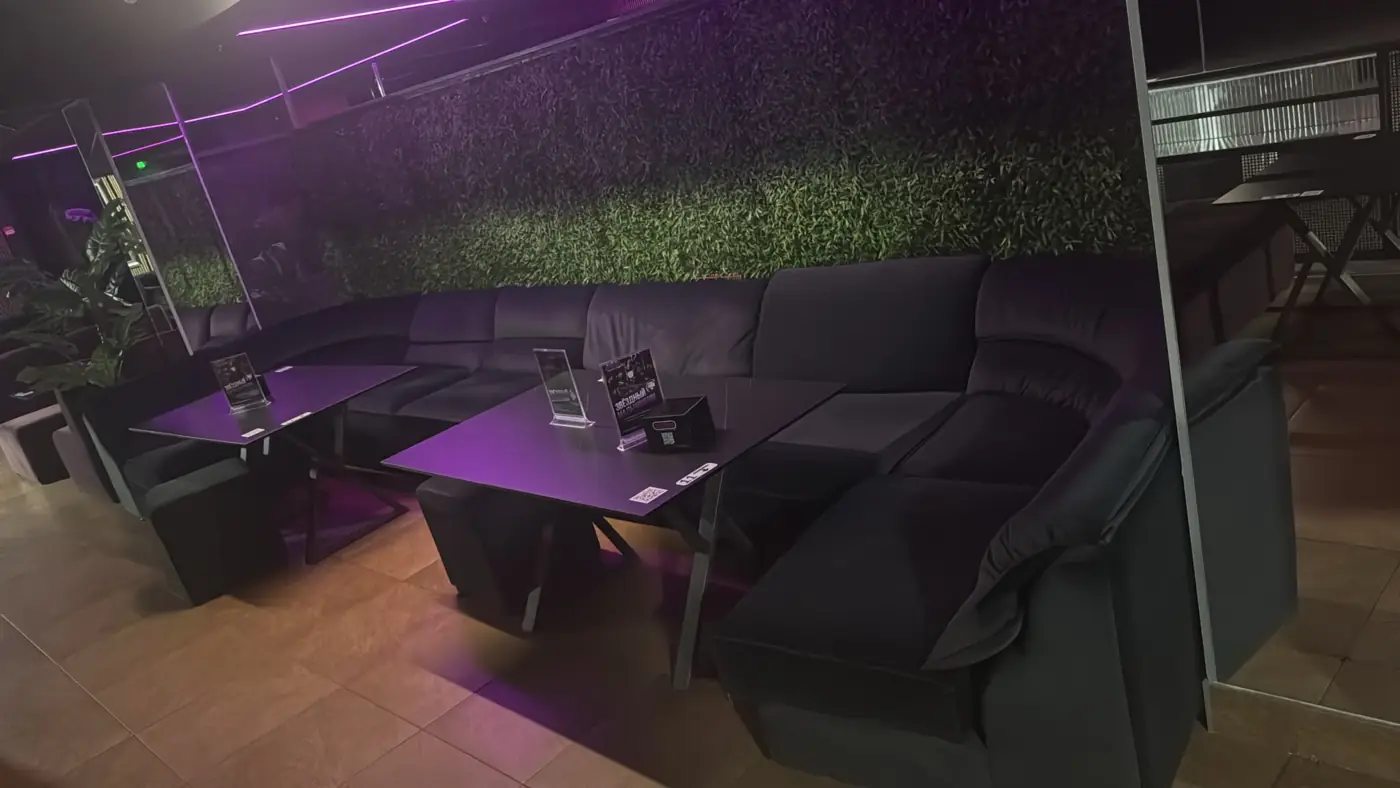 VIP-11 и VIP-12 у зелёной стены
